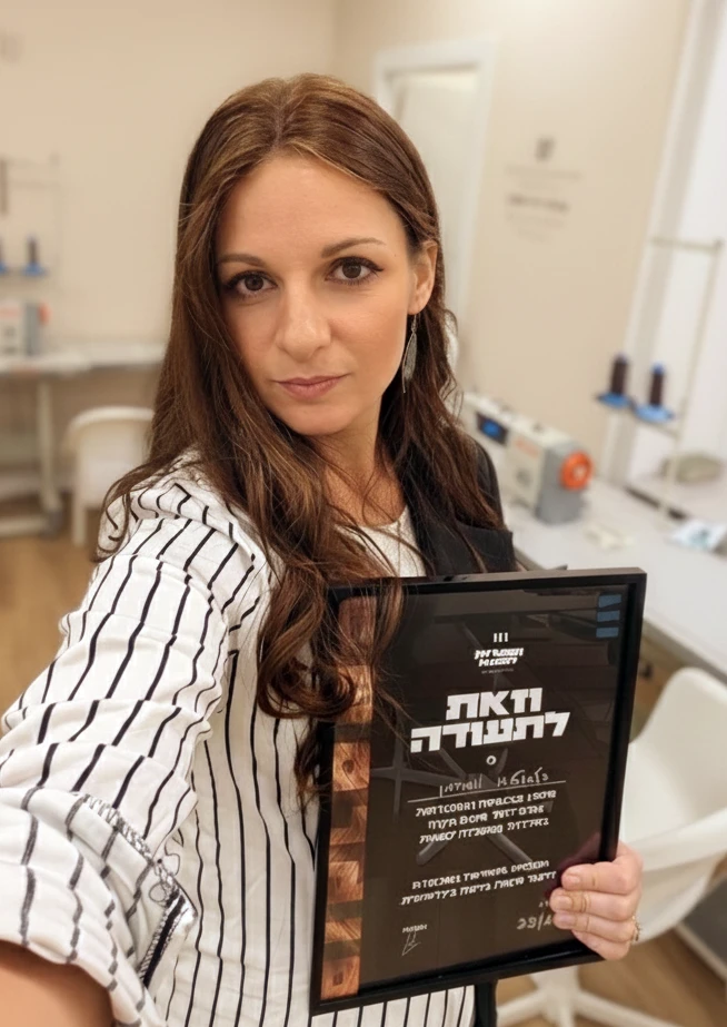 זלאטא, פאנית בנתניה, עם תעודת פאנית מהמכללה של יעל רוזן